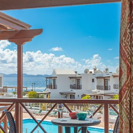 Casa Del Mar Ilic With Communal Pool And Sea Views Apartment